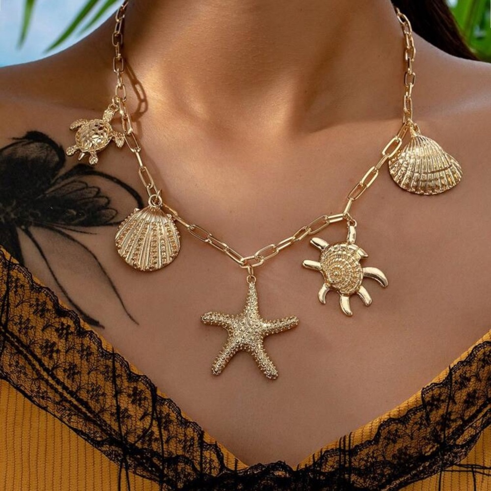 NWT Gorgeous Gold Sea Life Necklace with Shell Starfish, Seashell & Turtle Charm - Picture 2 of 6